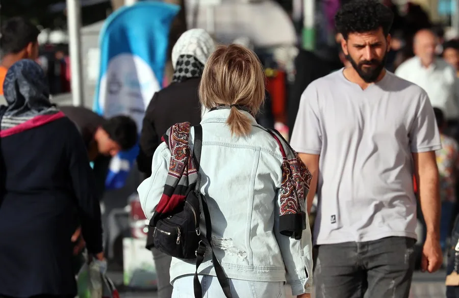 En la foto, una iraní sin velo en una calle de Teherán