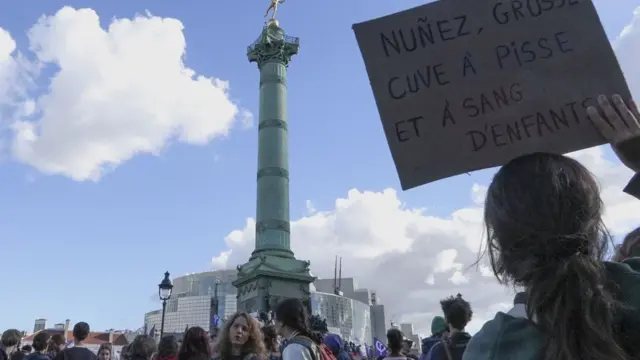 En la foto, Estudiantes franceses protestan para exigir la mejora de la enseñanza en la plaza de la Bastilla, en París