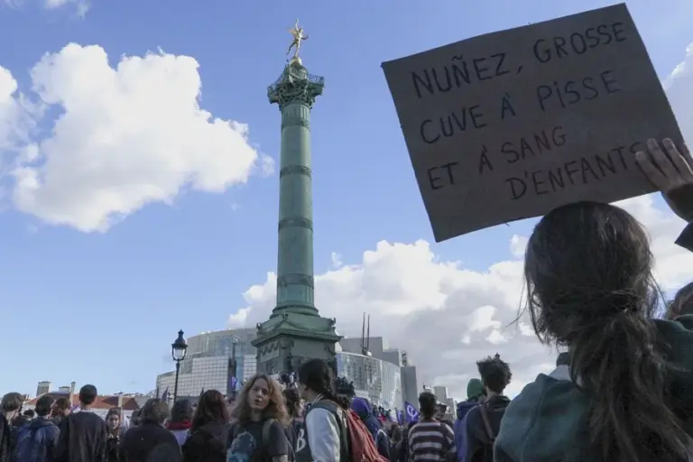 En la foto, Estudiantes franceses protestan para exigir la mejora de la enseñanza en la plaza de la Bastilla, en París