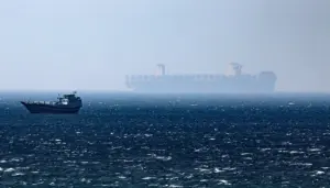 En la foto, petroleros cruzando el Estrecho de Ormuz, en Omán, antes de la guerra de Irán