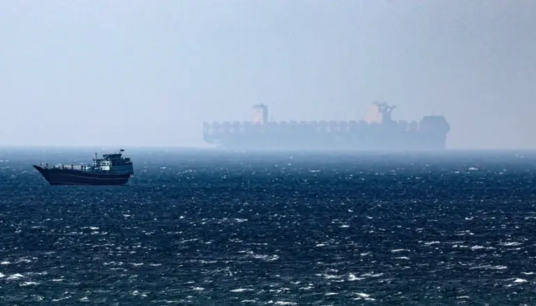 En la foto, petroleros cruzando el Estrecho de Ormuz, en Omán, antes de la guerra de Irán