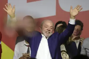 En la foto, El presidente de Brasil y candidato a la reelección, Luiz Inácio Lula da Silva, dando un discurso tras conocer los resultados de las elecciones este domingo, en Sao Bernardo do Campo (Brasil)