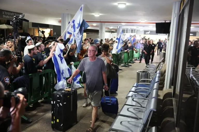 En la foto, Llegada al aeropuerto de Tel Aviv de los pasajeros israelíes que viajaban en el vuelo de Flydubai en el que se registró un incidente