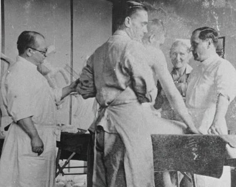 El frío que no cesa: Dachau y la ciencia sin conciencia 6 En la foto, torturadores en Dachau