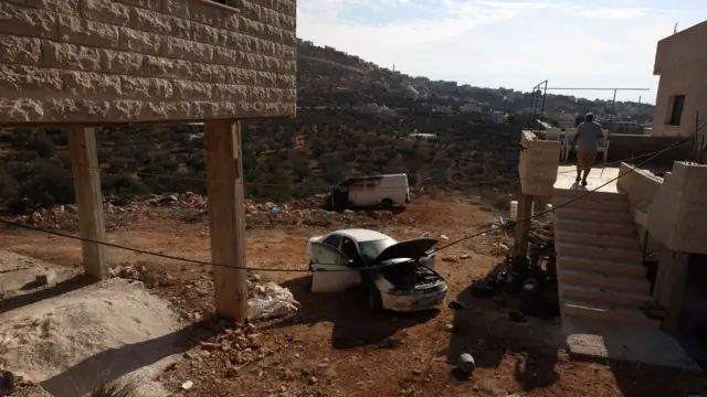 En la foto, Daños en la localidad de Aqraba, cerca de la ciudad cisjordana de Nablus, tras un ataque de colonos el 6 de octubre