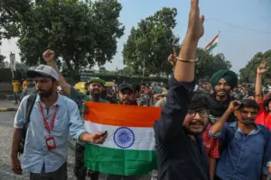 En la foto, Partidarios del Cockroach Janta Party (CJP) participan en una protesta para exigir la dimisión del Comisionado Electoral Jefe, Gyanesh Kumar, en Connaught Place, Nueva Delhi
