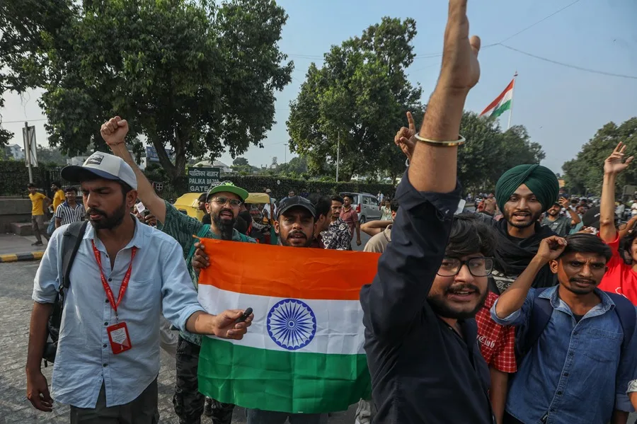 En la foto, Partidarios del Cockroach Janta Party (CJP) participan en una protesta para exigir la dimisión del Comisionado Electoral Jefe, Gyanesh Kumar, en Connaught Place, Nueva Delhi