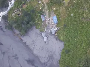 En la foto, vista aérea del río Budhi Gandaki, crecido debido a inundaciones repentinas en el distrito de Gorkha, Nepal