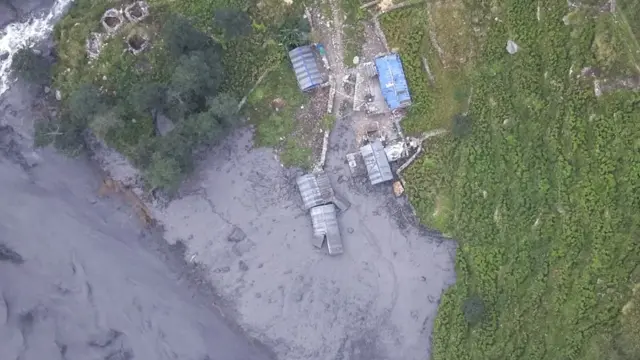 En la foto, vista aérea del río Budhi Gandaki, crecido debido a inundaciones repentinas en el distrito de Gorkha, Nepal