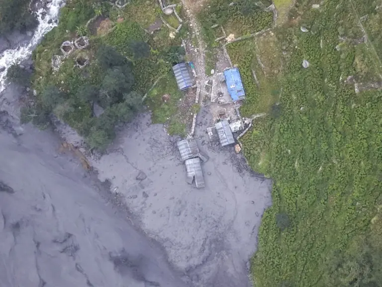 En la foto, vista aérea del río Budhi Gandaki, crecido debido a inundaciones repentinas en el distrito de Gorkha, Nepal