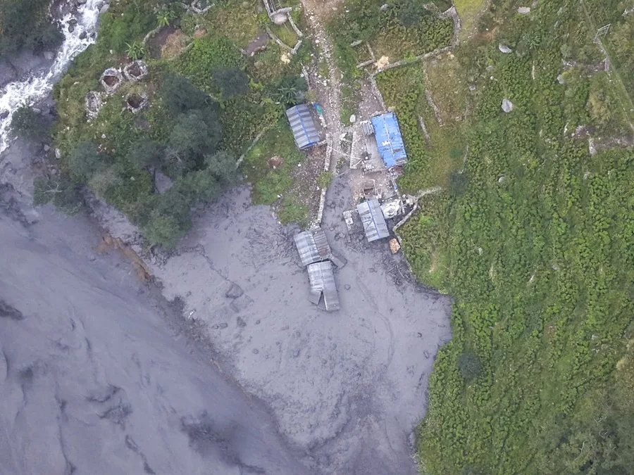 En la foto, vista aérea del río Budhi Gandaki, crecido debido a inundaciones repentinas en el distrito de Gorkha, Nepal