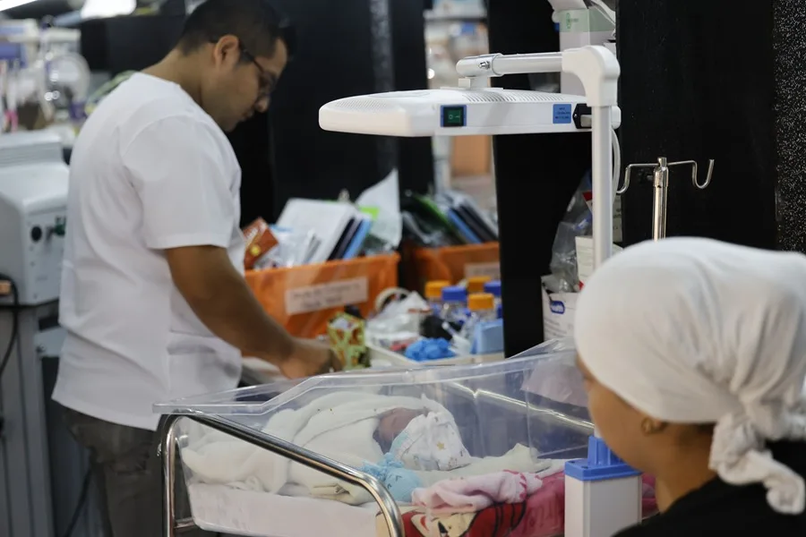 En la foto, Integrantes del área de neonatología del Hospital Cecilio A. Castillero, atienden a recién nacidos en el interior de una barbería móvil, en Chitré (Panamá)