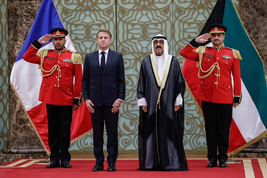 En la foto, El presidente francés, Emmanuel Macron, junto al emir kuwaití, Mishal Al Ahmed al Sabah