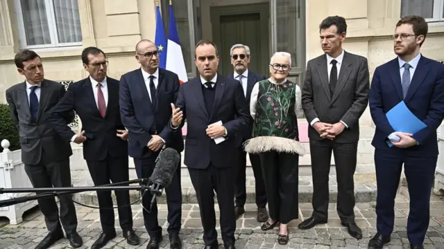 Noche tranquila en Francia tras las medidas de toque de queda, según el Gobierno 1 En la foto, El primer ministro francés, Sebastien Lecornu (c) durante el anuncio de las medidas acordadas este pasado lunes por el gabinete de crisis para hacer frente a los disturbios registrados el fin de semana