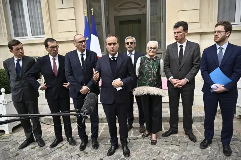 En la foto, El primer ministro francés, Sebastien Lecornu (c) durante el anuncio de las medidas acordadas este pasado lunes por el gabinete de crisis para hacer frente a los disturbios registrados el fin de semana