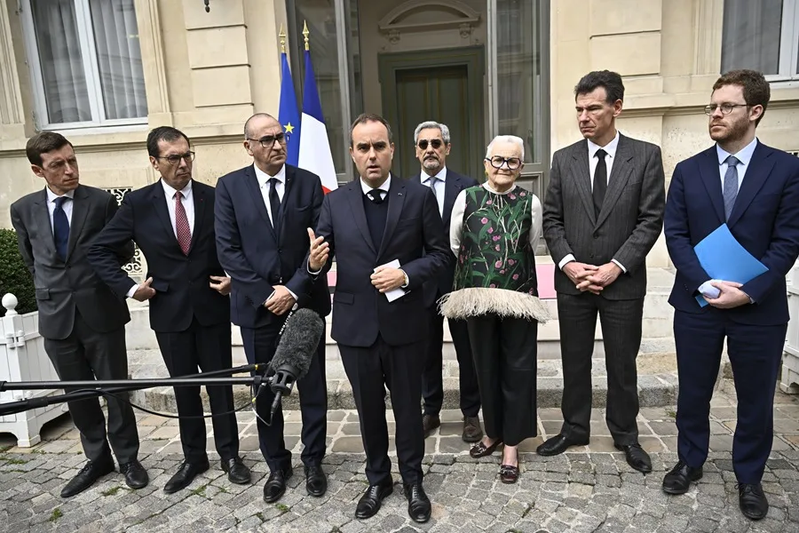 Noche tranquila en Francia tras las medidas de toque de queda, según el Gobierno 2 En la foto, El primer ministro francés, Sebastien Lecornu (c) durante el anuncio de las medidas acordadas este pasado lunes por el gabinete de crisis para hacer frente a los disturbios registrados el fin de semana