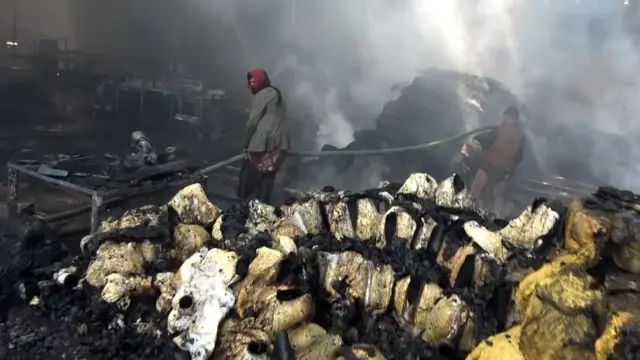 El Ejército de Yemen reivindica más de 1.100 ataques contra posiciones hutíes 1 En la foto, Bomberos extinguiendo el fuego después de un presunto ataque aéreo saudita contra una fábrica en Saná
