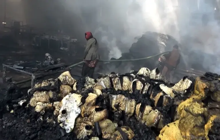 En la foto, Bomberos extinguiendo el fuego después de un presunto ataque aéreo saudita contra una fábrica en Saná