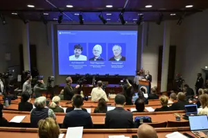 En la foto, Miembros de la Asamblea del Nobel anuncian a los galardonados con el Premio Nobel de Fisiología o Medicina de 2026