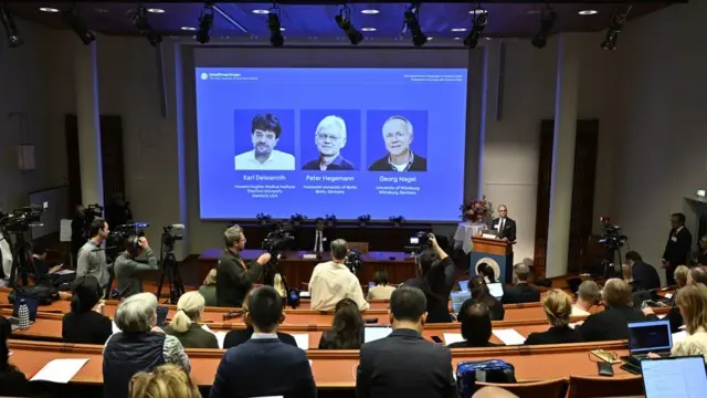 En la foto, Miembros de la Asamblea del Nobel anuncian a los galardonados con el Premio Nobel de Fisiología o Medicina de 2026
