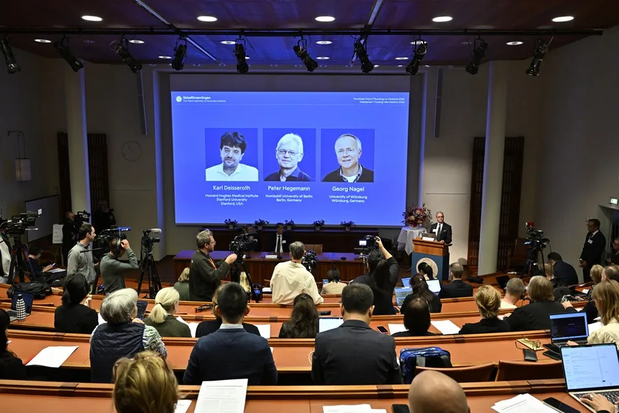 En la foto, Miembros de la Asamblea del Nobel anuncian a los galardonados con el Premio Nobel de Fisiología o Medicina de 2026