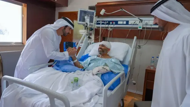 La inteligencia israelí viaja a Emiratos para interrogar al copiloto de Flydubai, según un medio 1 En la foto, El viceprimer ministro y ministro de Defensa de Emiratos Árabes Unidos (EAU), Hamdan bin Mohamed (i) visita al piloto indio Smit Machchhar (d), que evitó la tragedia
