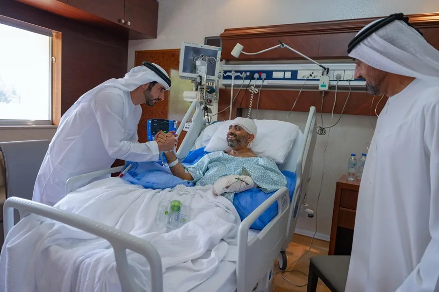 En la foto, El viceprimer ministro y ministro de Defensa de Emiratos Árabes Unidos (EAU), Hamdan bin Mohamed (i) visita al piloto indio Smit Machchhar (d), que evitó la tragedia