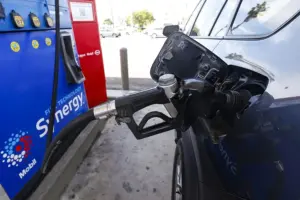 En la foto, un automóvil carga gasolina en una estación de servicio de Estados Unidos