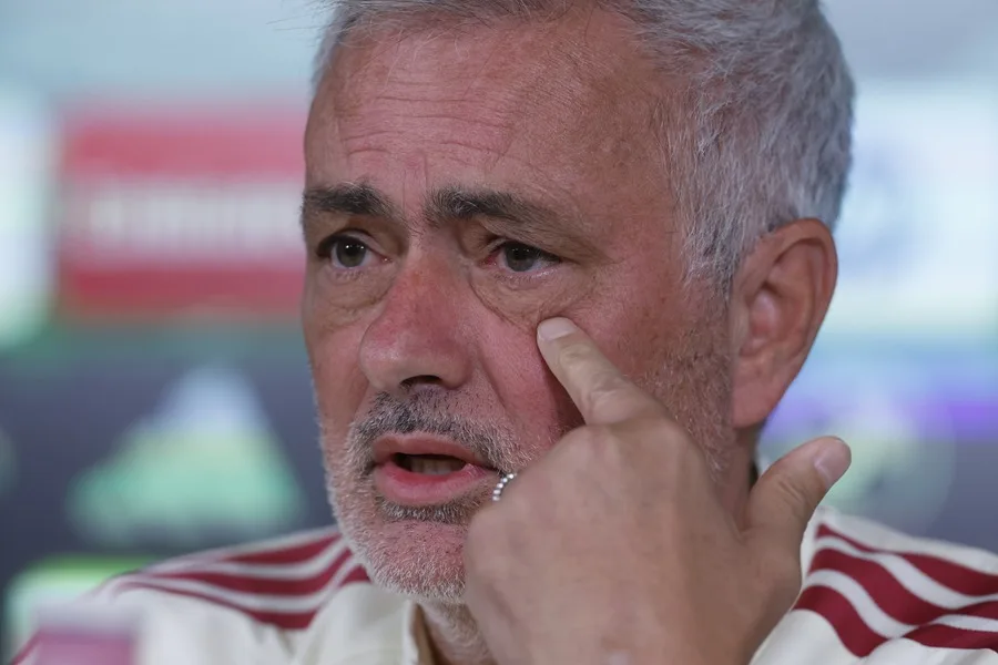 En la foto, El técnico del Real Madrid, José Mourinho, durante la rueda de prensa que ha ofrecido este viernes en Valdebebas