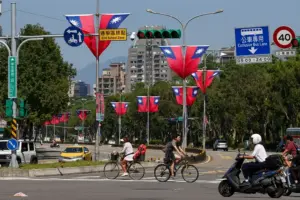 En la foto, Banderas de Taiwán ondean a lo largo de una carretera hoy en Taipéi