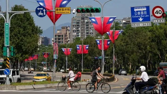 En la foto, Banderas de Taiwán ondean a lo largo de una carretera hoy en Taipéi