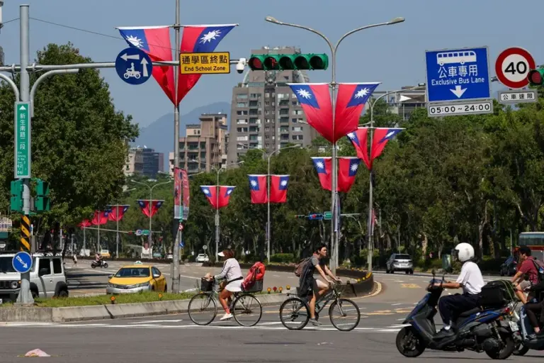 En la foto, Banderas de Taiwán ondean a lo largo de una carretera hoy en Taipéi
