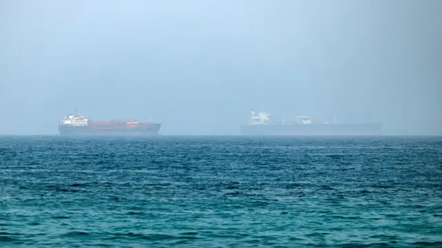 Irán insiste en que la seguridad no regresará a Ormuz mientras continúe la guerra 1 En la foto, Petroleros en el estrecho de Ormuz