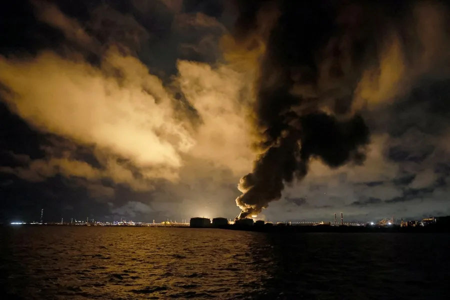 En la foto, El humo se eleva sobre la terminal petrolera de San Petersburgo, Rusia, tras el ataque ucraniano del dominfiel 18 de octubre de 2026