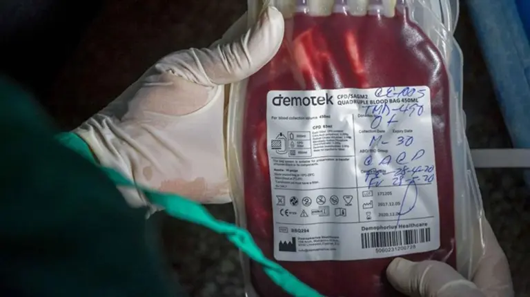 Pedir sangre en Facebook, vender plasma al mundo: la paradoja cubana