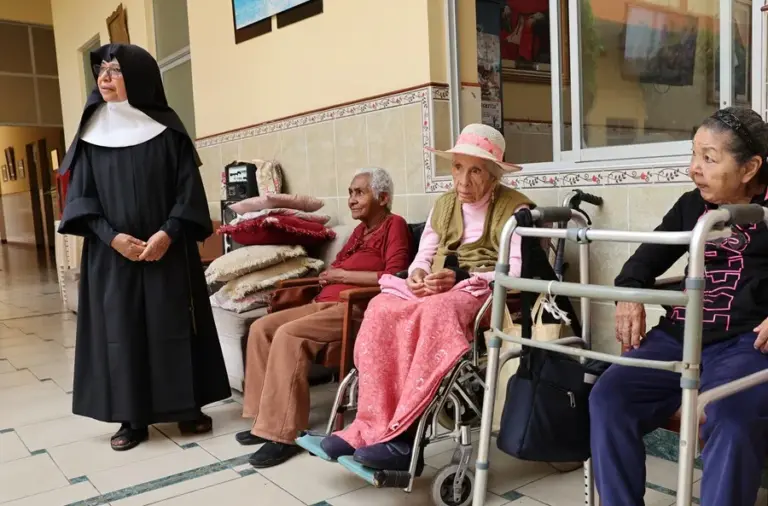 La esperanza renace en ancianos de Perú con la visita del papa: «Nos ha devuelto ganas de vivir» 1 En la foto, Una religiosa camina junto a adultos mayores en la casa asilo de las Hermanitas de los Ancianos Desamparados, en el Callao (Perú)