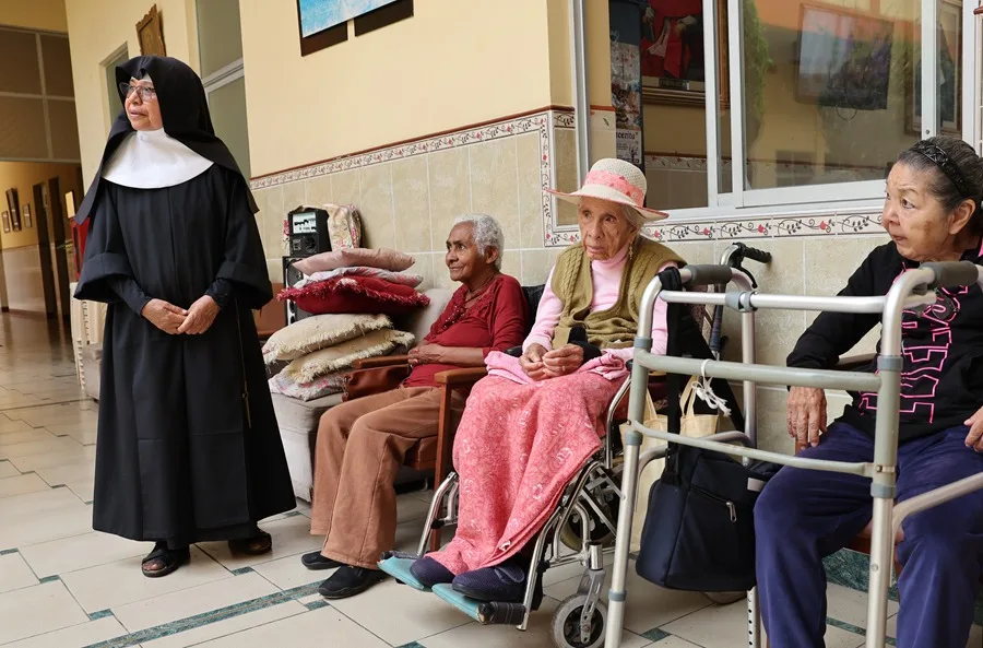 La esperanza renace en ancianos de Perú con la visita del papa: «Nos ha devuelto ganas de vivir» 2 En la foto, Una religiosa camina junto a adultos mayores en la casa asilo de las Hermanitas de los Ancianos Desamparados, en el Callao (Perú)