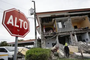 En la foto, Socorristas observan el edificio de la Gobernación de Penonomé afectado por el terremoto de magnitud 7,7 que sacudió el sureste de Panamá, en Penonomé (Panamá)