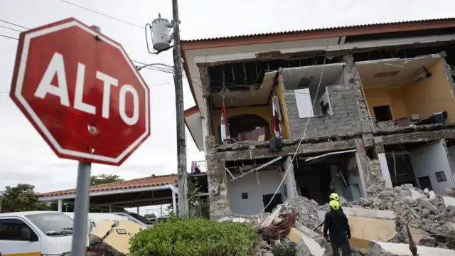 En la foto, Socorristas observan el edificio de la Gobernación de Penonomé afectado por el terremoto de magnitud 7,7 que sacudió el sureste de Panamá, en Penonomé (Panamá)