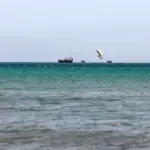 En la foto, un barco navegando por el estrecho de Ormuz visto desde Khasab, gobernación de Musandam (Omán)