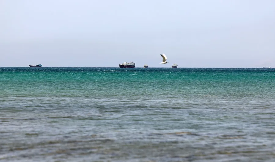 En la foto, un barco navegando por el estrecho de Ormuz visto desde Khasab, gobernación de Musandam (Omán)