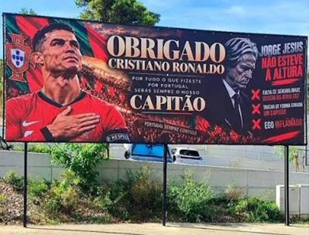 En la foto, pancarta en Lisboa agradeciendo a CR7 y criticando a Jorge Jesus