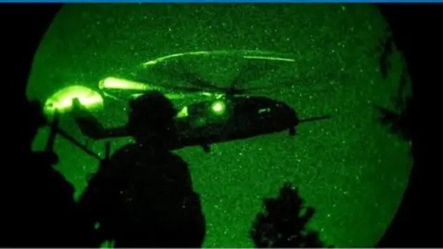 En la foto, los marines en un entrenamiento nocturno