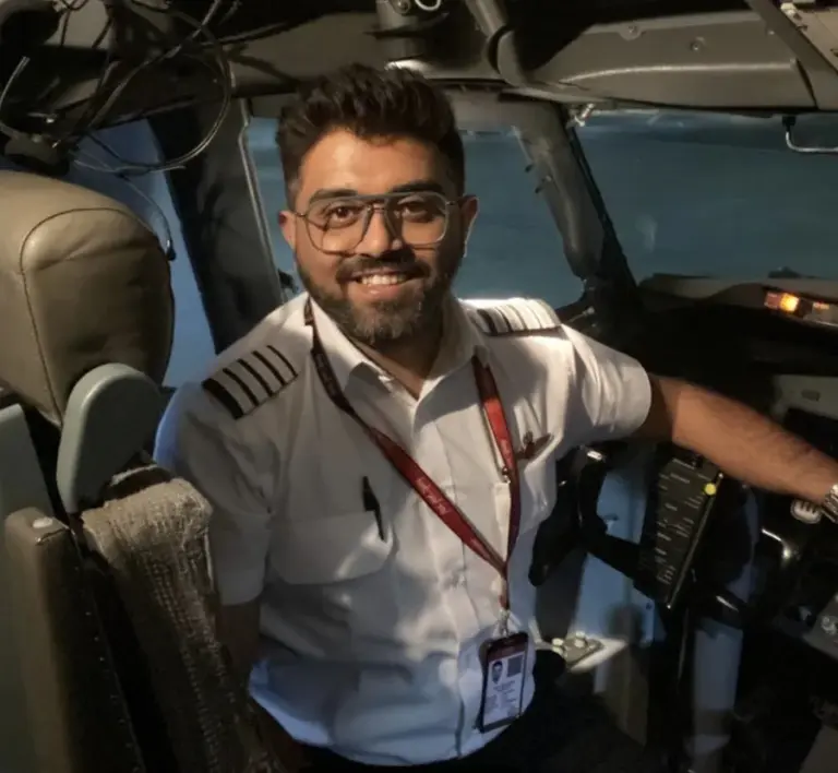 En la foto, el piloto indio identificado como Smit Machchhar, que resultó herido