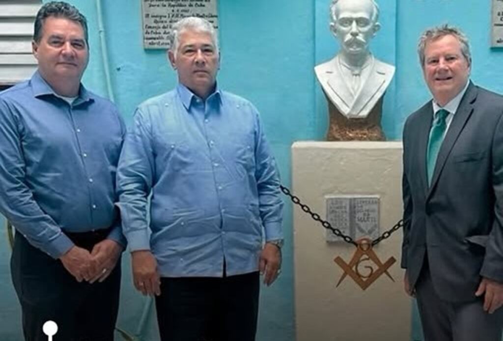 ¿Quién mejor que la masonería para hacer llegar la ayuda a quien realmente la necesita? 2 En la foto, líderes de la masonería cubana con el embajador de EEUU, Mike Hammer