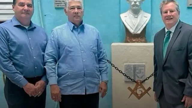 ¿Quién mejor que la masonería para hacer llegar la ayuda a quien realmente la necesita? 1 En la foto, líderes de la masonería cubana con el embajador de EEUU, Mike Hammer