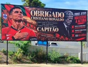 En la foto, pancarta en Lisboa agradeciendo a CR7 y criticando a Jorge Jesus