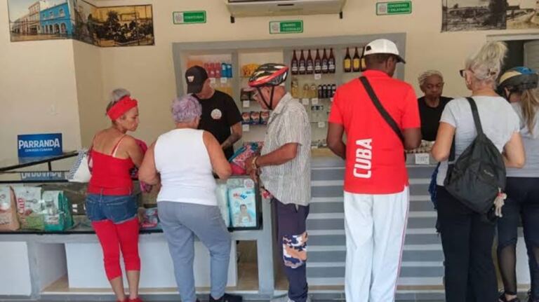 En la foto, cubanos compran en un mercado