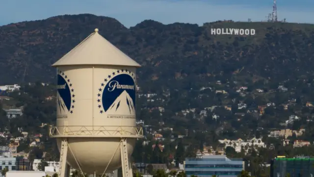 En la foto, la torre de Paramount Pictures con el letrero de Hollywood al fondo, en Los Ángeles