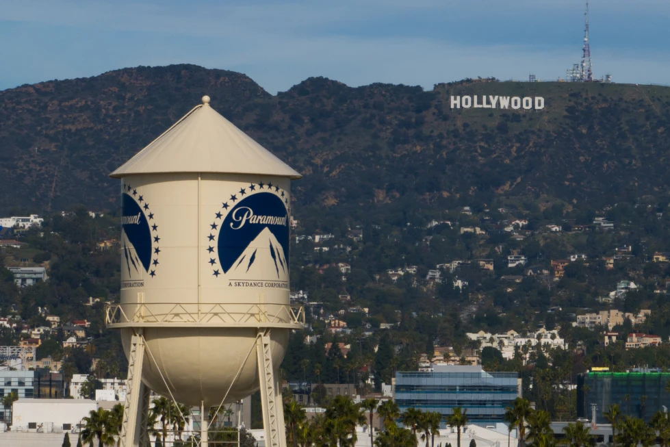 En la foto, la torre de Paramount Pictures con el letrero de Hollywood al fondo, en Los Ángeles